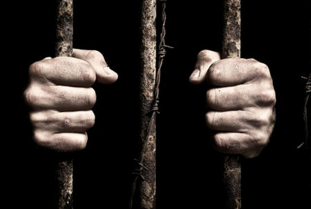 30 معتقلاً يواصلون إضرابهم المفتوح عن الطعام